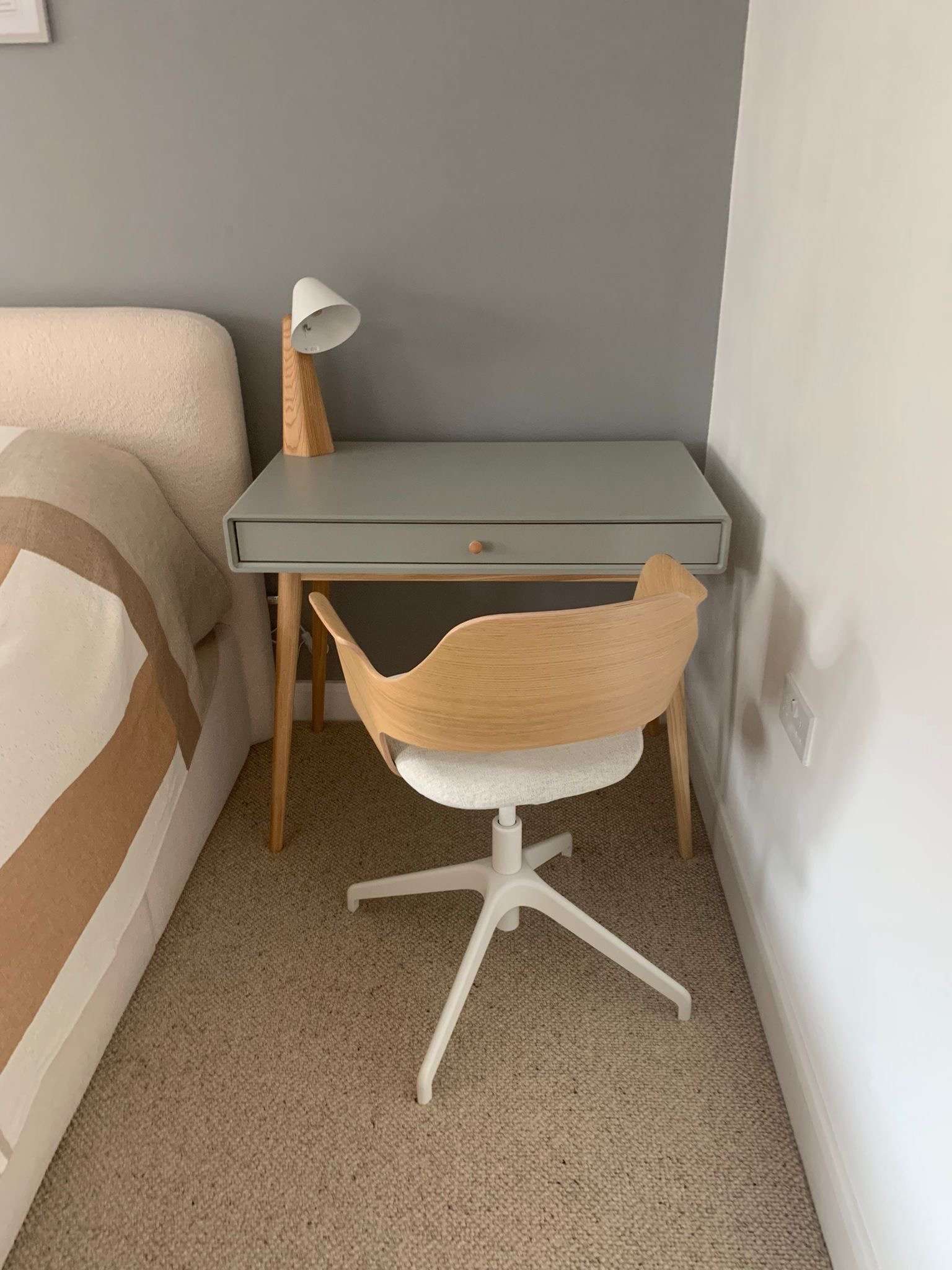 Workspace blending into the wall color