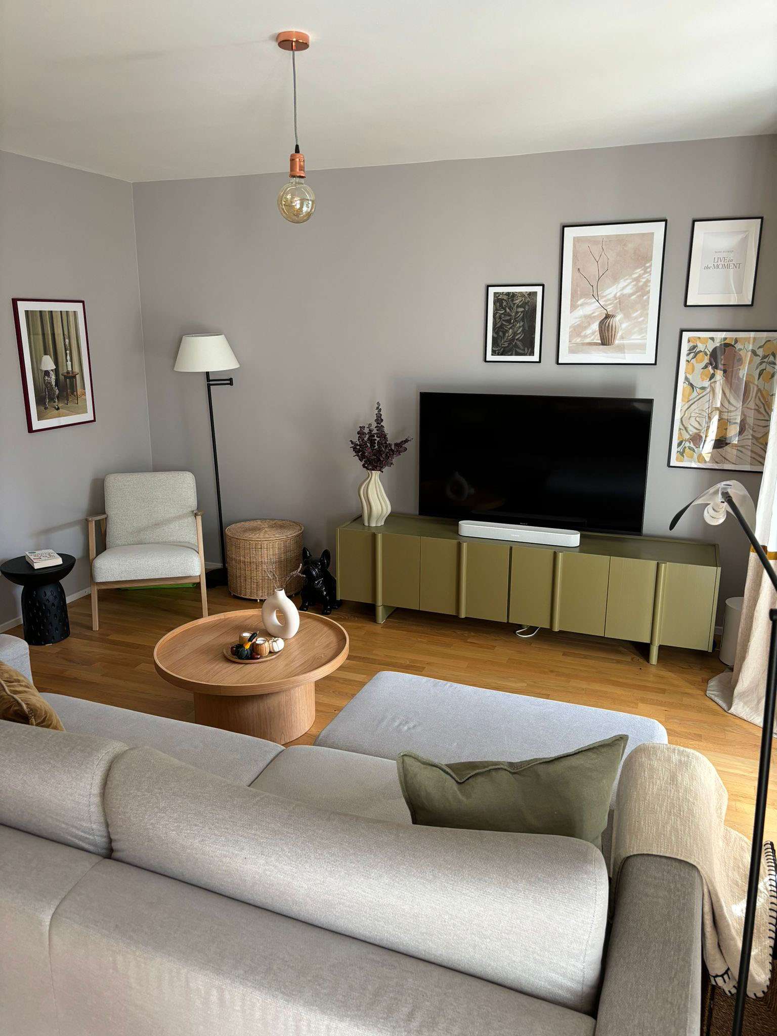 Completed living room project in Munich with an olive cabinet and a cozy reading corner